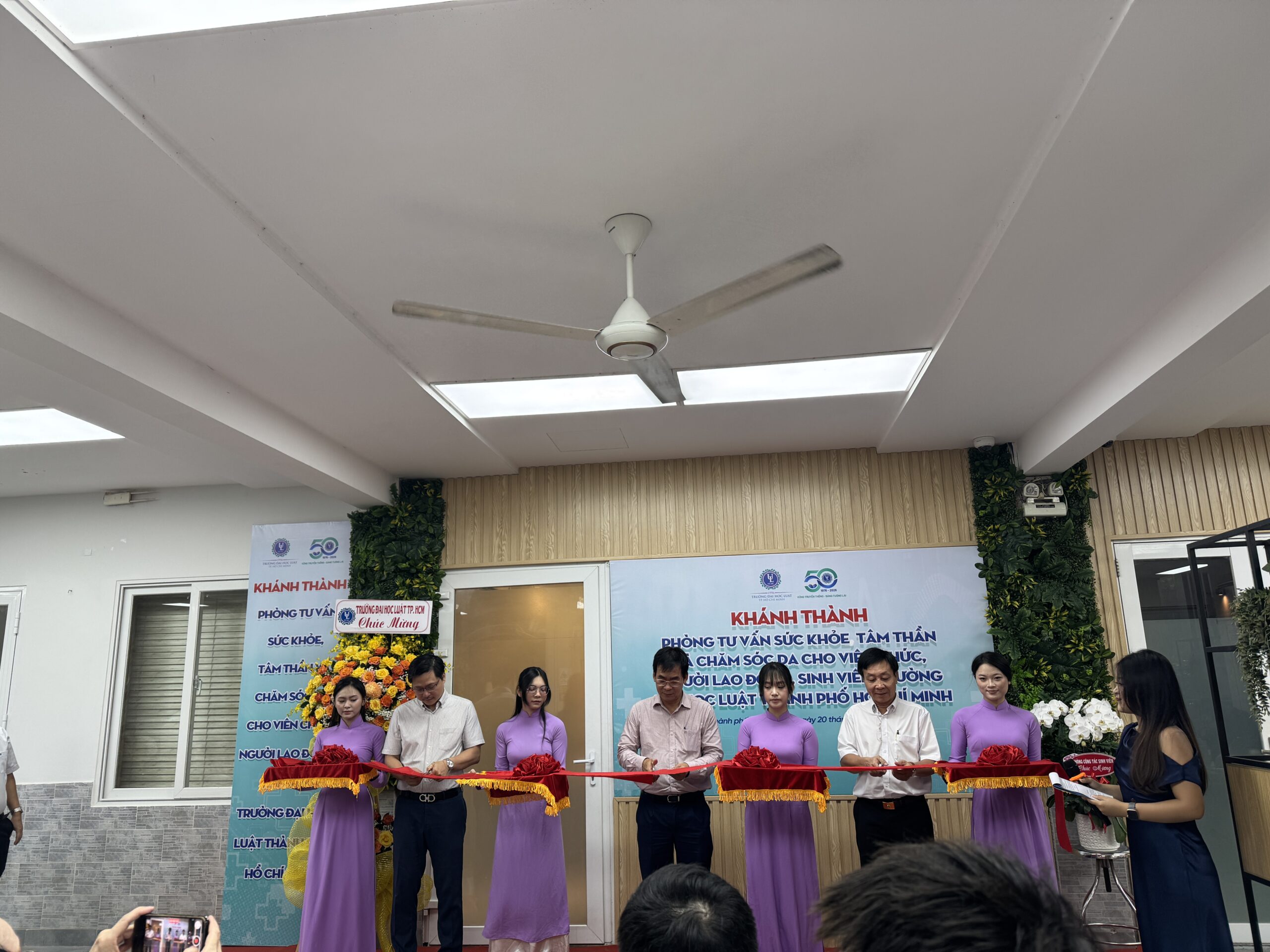 khanh-thanh-phong-cham-soc-suc-khoe-tinh-than-va-cham-soc-da